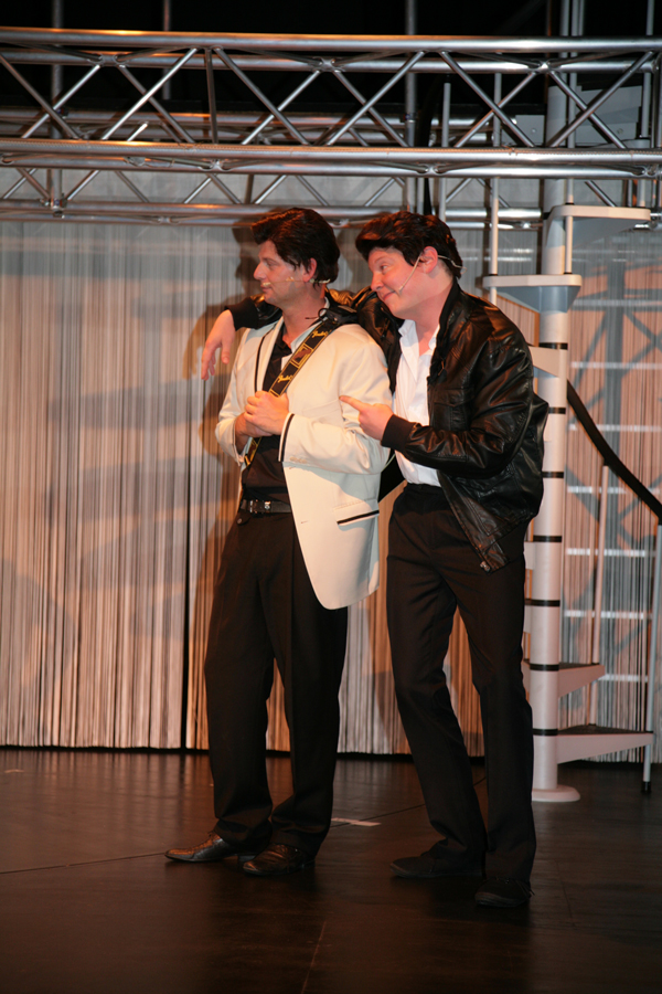 von links: Johnny Cash (Kay Kruppa) und Elvis Presley (Marc Gelhart); Foto: Melanie Bosse