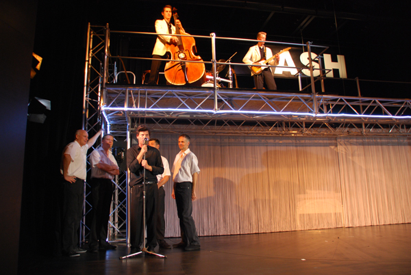 Johnny Cash (Kay Kruppa) mit Chor (von links: Frank Pinkus, Marc Gelhart, Thomas Kahle, Hermes Schmid) und Band (oben); Foto: Schröder & Partner