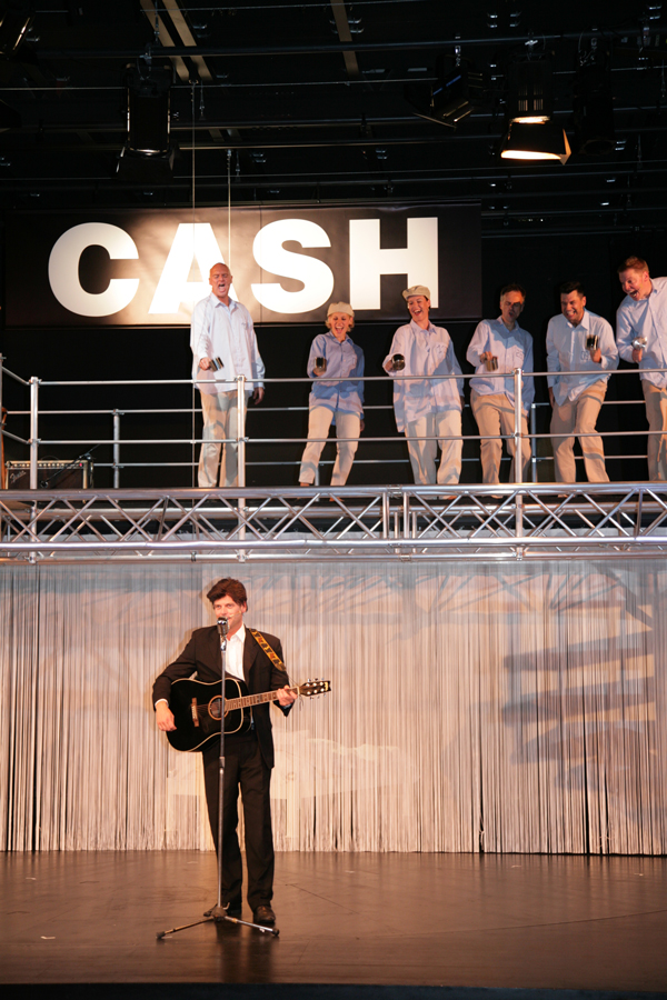 Johnny Cash (Kay Kruppa) beim Konzert im Folsom State Prison mit jubelnden Häftlingen (von links: Frank Pinkus, Beate Teichmann, Sonja Bothmer, Hermes Schmid, Thomas Kahle, Marc Gelhart); Foto: Melanie Bosse