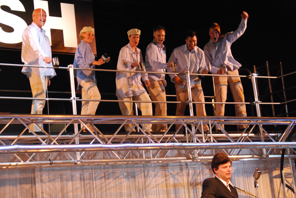 Johnny Cash (Kay Kruppa) beim Konzert im Folsom State Prison mit jubelnden Häftlingen (von links: Frank Pinkus, Beate Teichmann, Sonja Bothmer, Hermes Schmid, Thomas Kahle, Marc Gelhart); Foto: Schröder & Partner