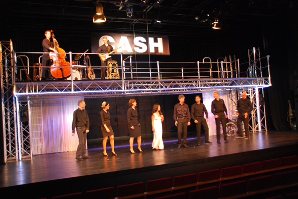 Finale mit Zugaben - von links: Hermes Schmid, Beate Teichmann, Sonja Bothmer, Karen Meyer-Vokrap als June Carter, Kay Kruppa als Johnny Cash, Thomas Kahle, Marc Gelhart und Frank Pinkus; Foto: Schröder & Partner