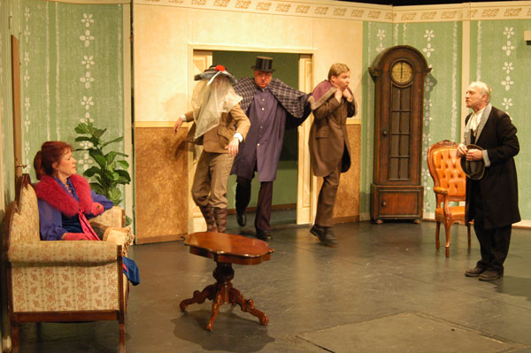 Fräulein Flora von Hollen (Roswitha Wunderlich), Adalbert Tappe (André Gelhart), Kutscher (Rolf-Peter Lauxtermann), Cornelius Wacker (Marc Gelhart) und Andreas Stock (Harald Schmidt)