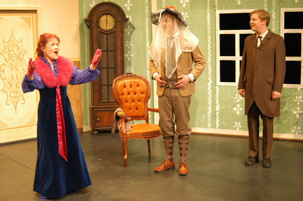 Fräulein Flora von Hollen (Roswitha Wunderlich), Adalbert Tappe (André Gelhart) und Cornelius Wacker (Marc Gelhart)