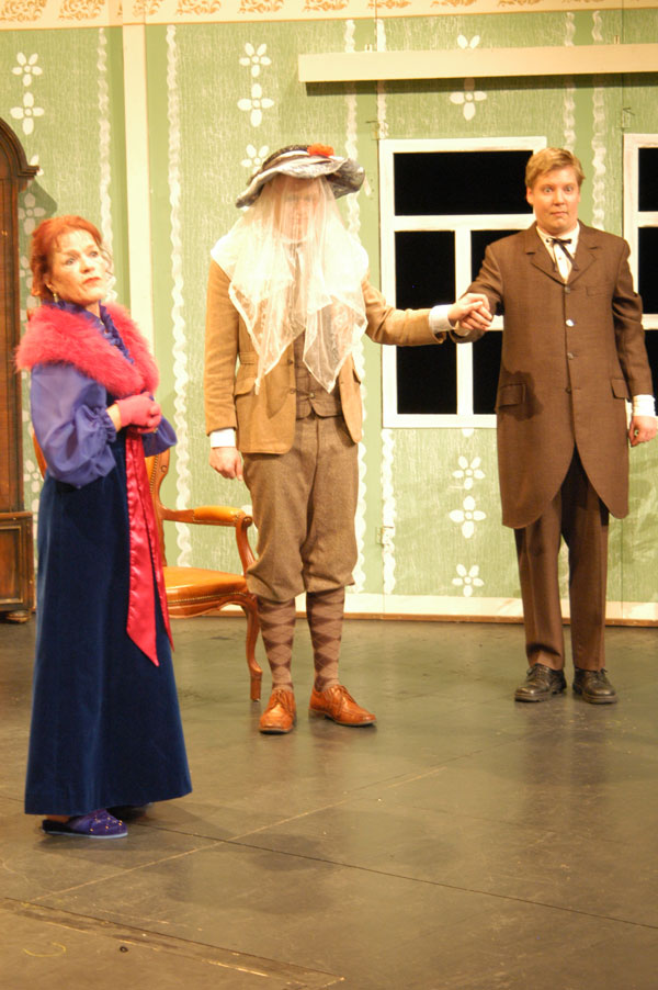 Fräulein Flora von Hollen (Roswitha Wunderlich), Adalbert Tappe (André Gelhart) und Cornelius Wacker (Marc Gelhart)