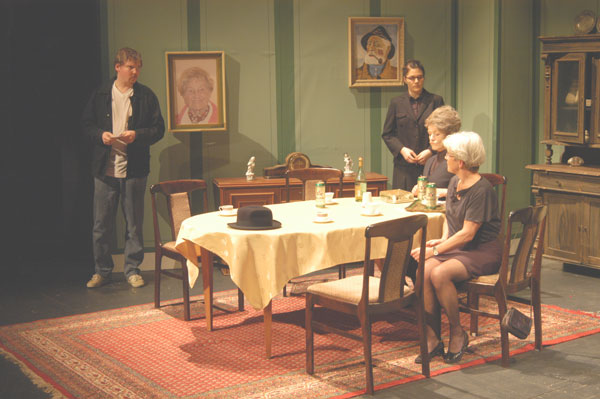 Klaus Schneider (Marc Gelhart), Ursel Wichmann (Claudia Schröder), Olga Wichmann (Roswitha Wunderlich) und Karin Kuhlmann (Wilma Welte)