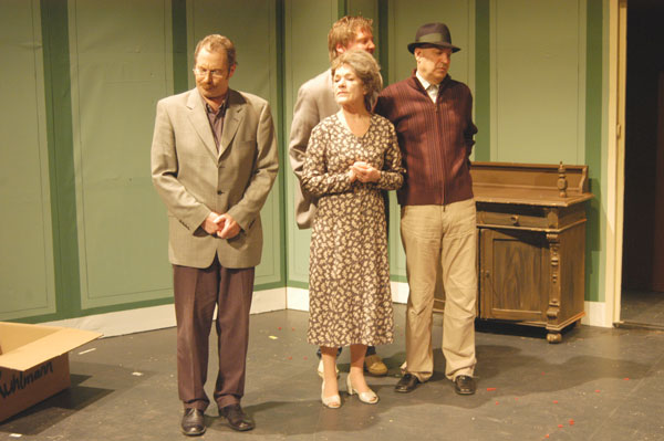 Heinz Kuhlmann (Jürgen Tapken), Olga Wichmann (Roswitha Wunderlich), Klaus Schneider (Marc Gelhart) und Kurt Wichmann (Arnold Preuß)