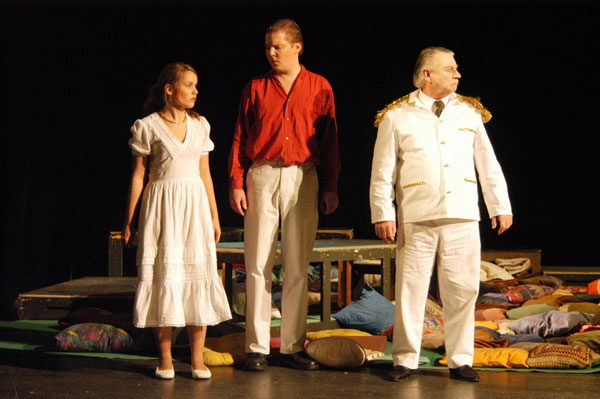 Hermia (Rieke Grube), Lysander (Marc Gelhart) und Egeus (Horst Karstens)