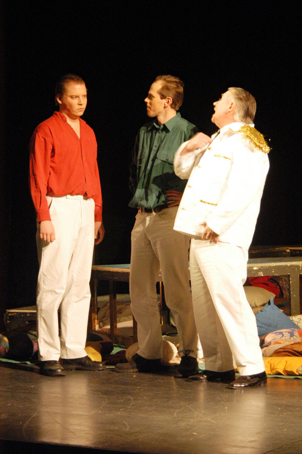 Lysander (Marc Gelhart), Demetrius (Jens-Uwe Jensen) und Egeus (Horst Karstens)