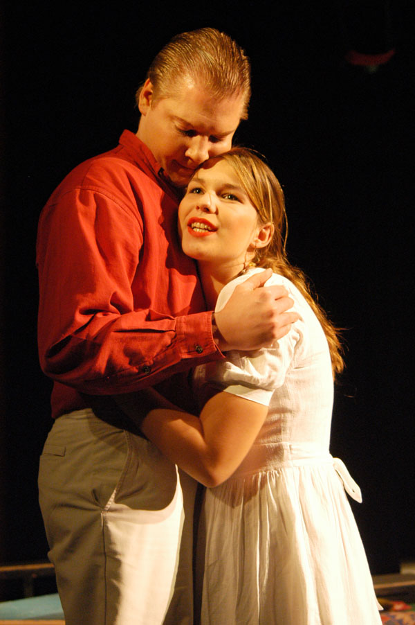 Lysander (Marc Gelhart) und Hermia (Rieke Grube)