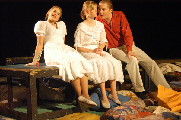 Hermia (Rieke Grube), Helena (Stephanie Zeitz) und Lysander (Marc Gelhart)