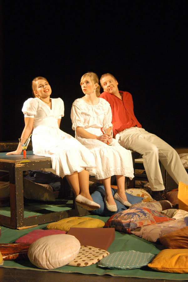 Hermia (Rieke Grube), Helena (Stephanie Zeitz) und Lysander (Marc Gelhart)