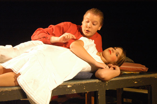 Lysander (Marc Gelhart) und Hermia (Rieke Grube)