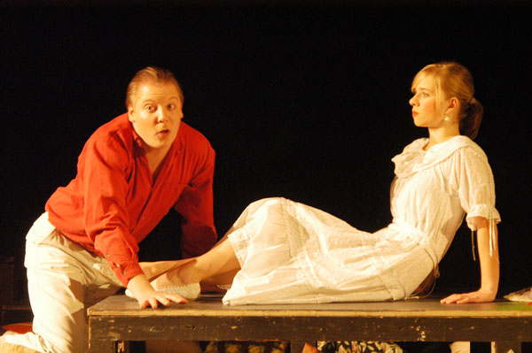 Lysander (Marc Gelhart) und Helena (Stephanie Zeitz)