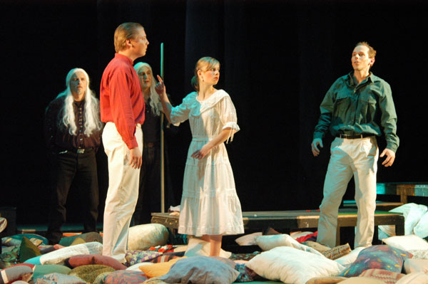 Oberon (Harald Schmidt), Lysander (Marc Gelhart), Puck (Arnold Preuß), Helena (Stephanie Zeitz) und Demetrius (Jens-Uwe Jensen)