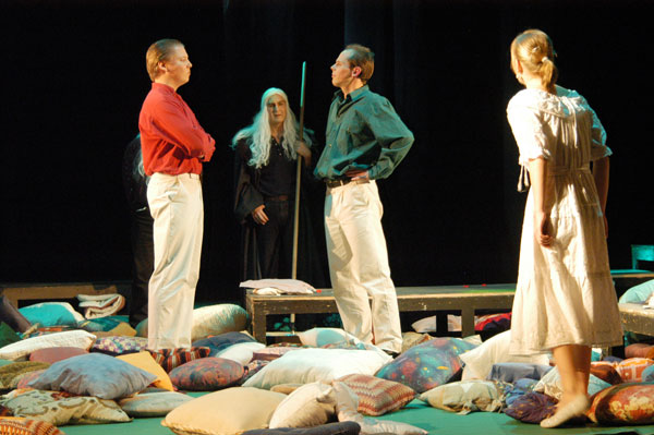 Lysander (Marc Gelhart), Puck (Arnold Preuß), Helena (Stephanie Zeitz) und Demetrius (Jens-Uwe Jensen)