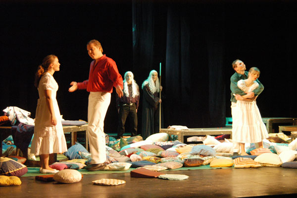 Hermia (Rieke Grube), Lysander (Marc Gelhart), Oberon (Harald Schmidt), Puck (Arnold Preuß), Demetrius (Jens-Uwe Jensen) und Helena (Stephanie Zeitz)