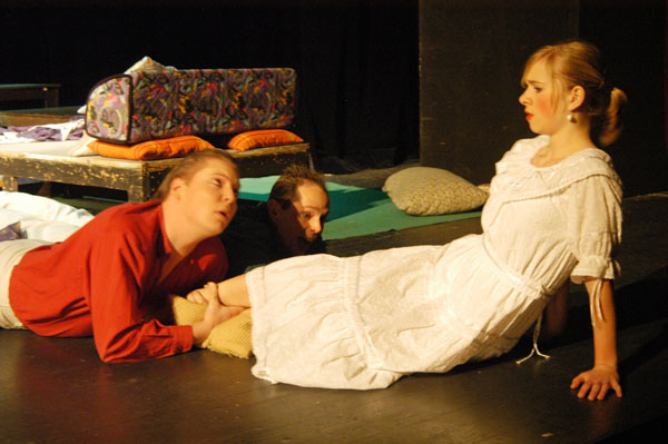 Lysander (Marc Gelhart), Demetrius (Jens-Uwe Jensen) und Helena (Stephanie Zeitz)