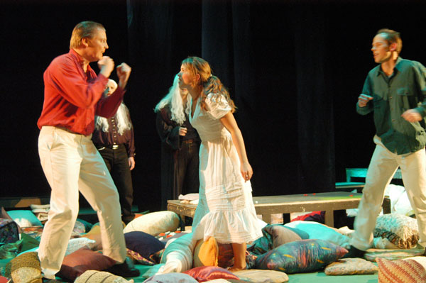 Lysander (Marc Gelhart), Hermia (Rieke Grube) und Demetrius (Jens-Uwe Jensen)