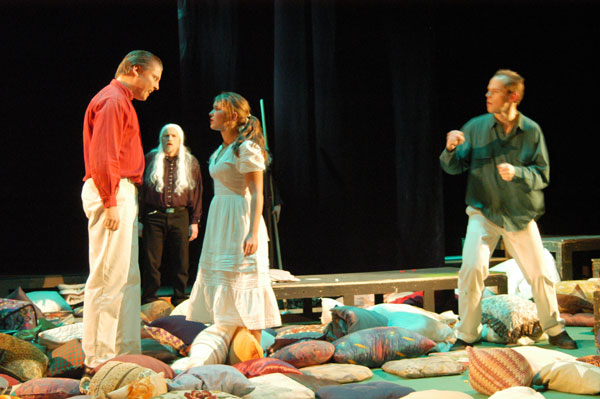 Lysander (Marc Gelhart), Hermia (Rieke Grube), Oberon (Harald Schmidt) und Demetrius (Jens-Uwe Jensen)