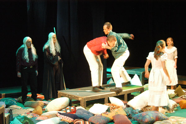 Oberon (Harald Schmidt), Puck (Arnold Preuß), Lysander (Marc Gelhart), Demetrius (Jens-Uwe Jensen), Hermia (Rieke Grube) und Helena (Stephanie Zeitz)