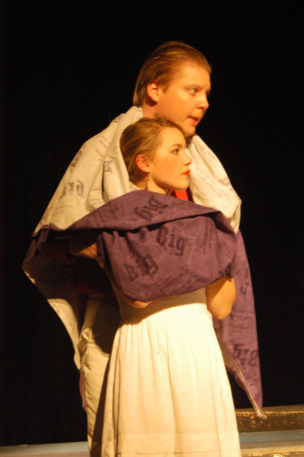 Hermia (Rieke Grube) und Lysander (Marc Gelhart)