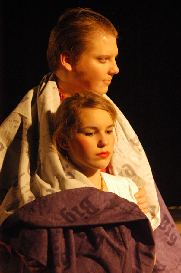 Hermia (Rieke Grube) und Lysander (Marc Gelhart)