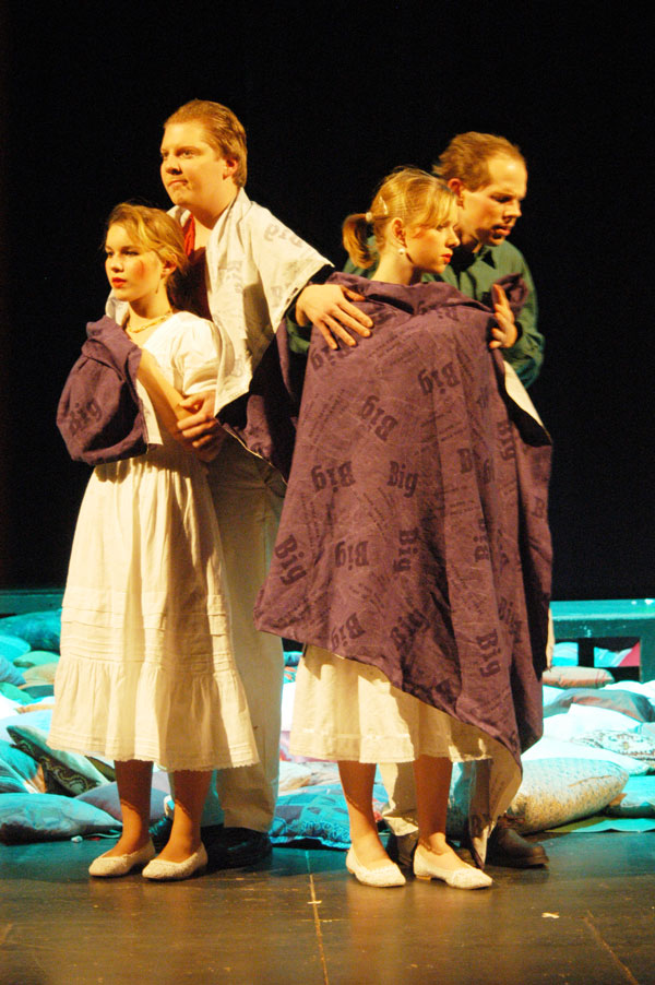 Hermia (Rieke Grube), Lysander (Marc Gelhart), Helena (Stephanie Zeitz) und Demetrius (Jens-Uwe Jensen)