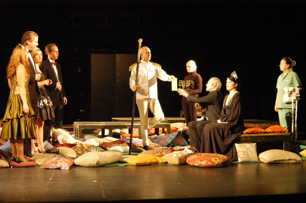 Hermia (Rieke Grube), Lysander (Marc Gelhart), Helena (Stephanie Zeitz), Demetrius (Jens-Uwe Jensen), Philostrat (Arnold Preuß), Bedienstete des Theseus (Jana Dierks), Theseus (Harald Schmidt), Hippolyta (Claudia Schröder) und eine weitere Bedienstete Theseus' (Christine Wessolleck)