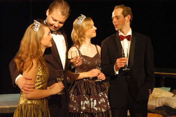 Hermia (Rieke Grube), Lysander (Marc Gelhart), Helena (Stephanie Zeitz) und Demetrius (Jens-Uwe Jensen)