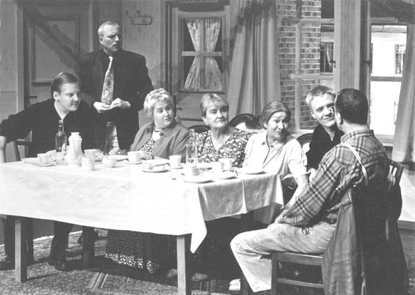 Jan Kersten (Marc Gelhart), Lieschen Brüdt (Sandra Krüger), Dora Wutzke (Karin Heyel), Tine (Brigitte Halbekath) und Jupp Brüdt (André Gelhart) erzählen Korl Brüdt (Walter Bleckwedel) von Jupps Finanzspritze.