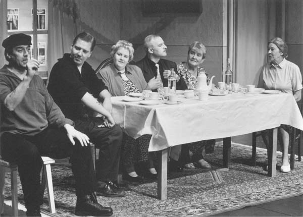 Fiede Lütt (Karl Zacher) erzählt Jan Kersten (Marc Gelhart), Lieschen Brüdt (Sandra Krüger), Heinrich Meier (Harald Schmidt), Dora Wutzke (Karin Heyel) und Tine Brüdt (Brigitte Halbekath), er habe einen Pakt mit seinen Augen geschlossen.