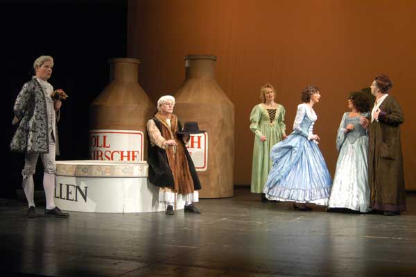 von links: Thomas Machandel (Marc Gelhart), sein Vater (Horst Karstens), Anna (Marion Zomerland), Angela (Martina Hofmann), Regine (Wilma Welte) und Herr Adrian (Jürgen Tapken)