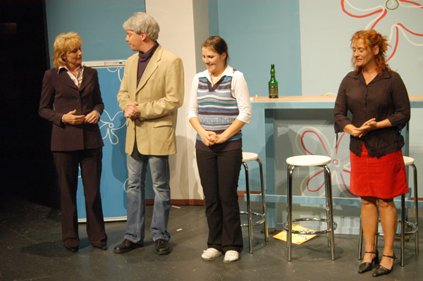 von links: Wilka (Marion Zomerland), Fritz (Marc Gelhart), Maike (Claudia Schröder) und Julia (Dagmar Grube)